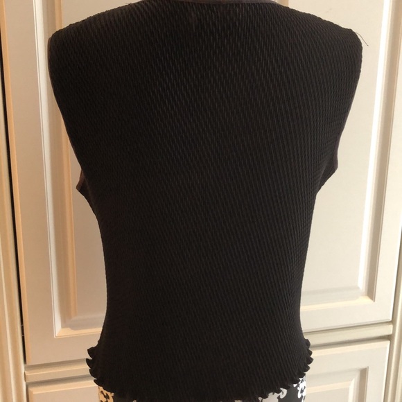 Cache Stunning accordion stretch, piping trimmed, ruffle edged sleeveless blouse - Picture 5 of 10